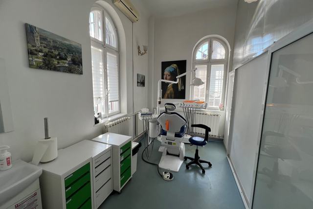 Cabinet de tratament DentalClinica, luminat de două ferestre în arc, cu unit dentar și mobilier medical