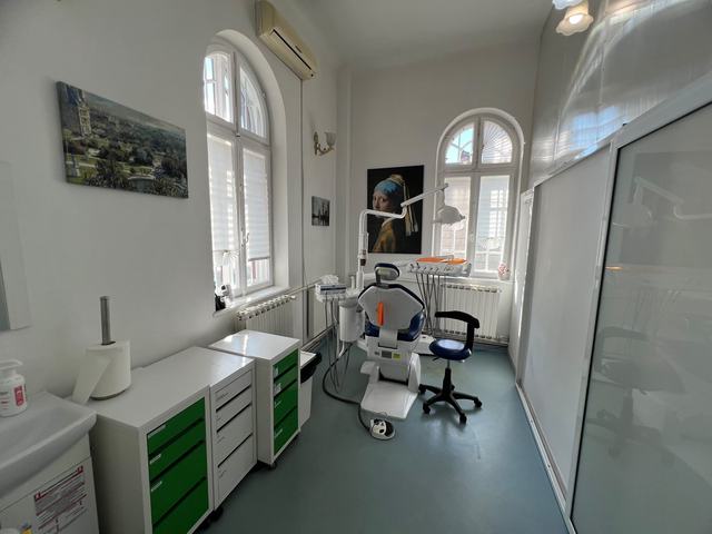 Cabinet de tratament DentalClinica, luminat de două ferestre în arc, cu unit dentar și mobilier medical